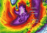 风暴阿什利追踪器：每小时的天气图显示80英里每小时的“生命危险”风暴袭击英国